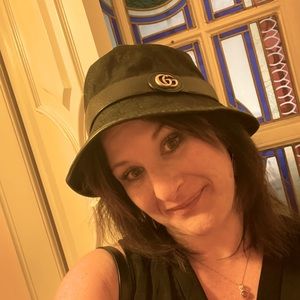 Meet your Posher, Michele